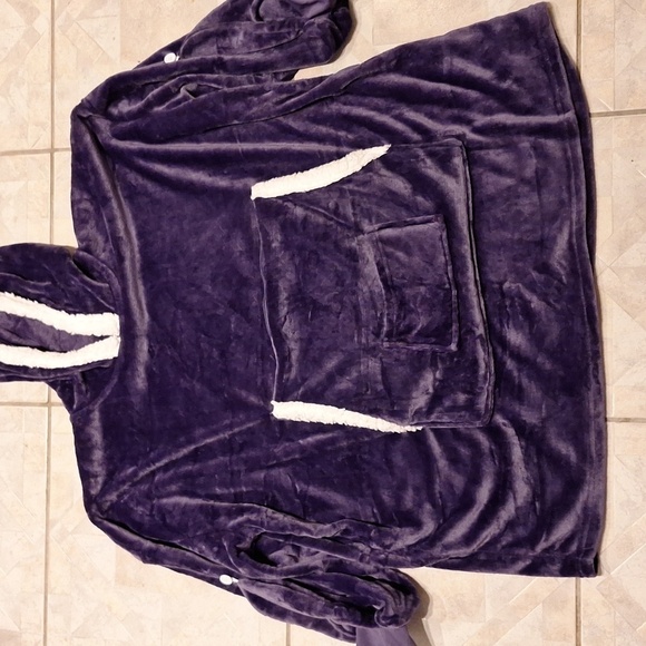 L Yescool purple like new long sleeve wearable blanket. One size - Picture 1 of 4